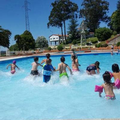 Niños en piscina