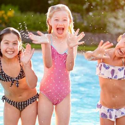 Niños en piscina