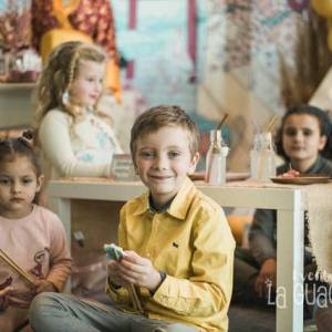 Niños en celebración temática