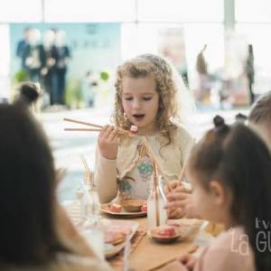 Niños comiendo en celebración