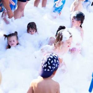 Niños en fiesta de espuma