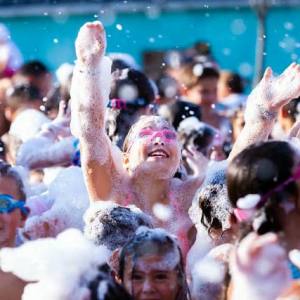 Niños en fiesta de espuma