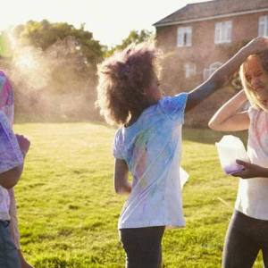 Niños jugando con polvos holi