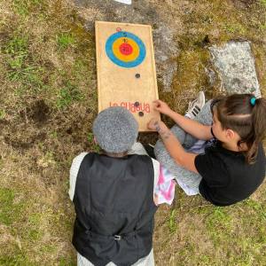 Niños divirtiéndose con juegos populares