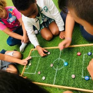 Niños divirtiéndose con juegos populares