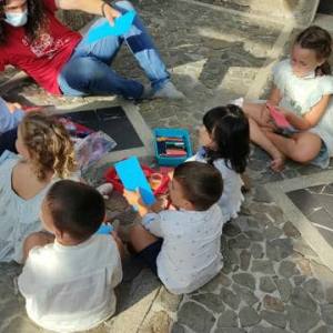 Niños divirtiéndose con juegos populares