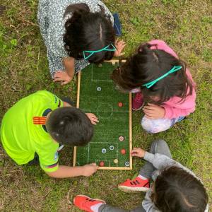 Niños divirtiéndose con juegos populares