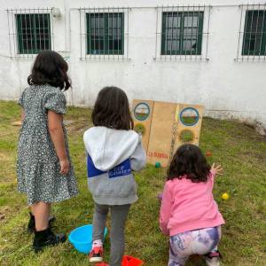 Niños divirtiéndose con juegos populares