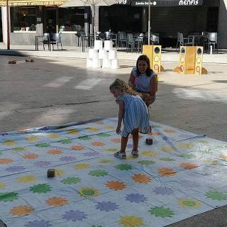 Niña jugando