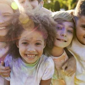 Niños jugando con polvos holi