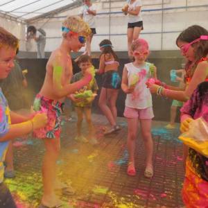 Niños en fiesta con polvos holi