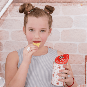 Niña comiendo Pringles