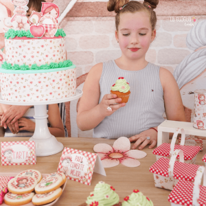 Niña en Celebración temática Caperucita